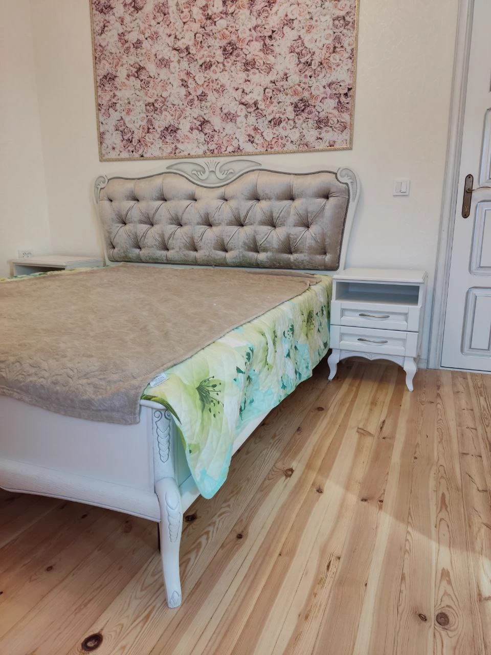 Белая кровать с мягким изголовьем и тумбами